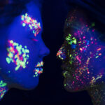 Magische Kunstwerke bei Nacht: Georgia Vertes zeigt die Welt von UV- und Lichtkunst